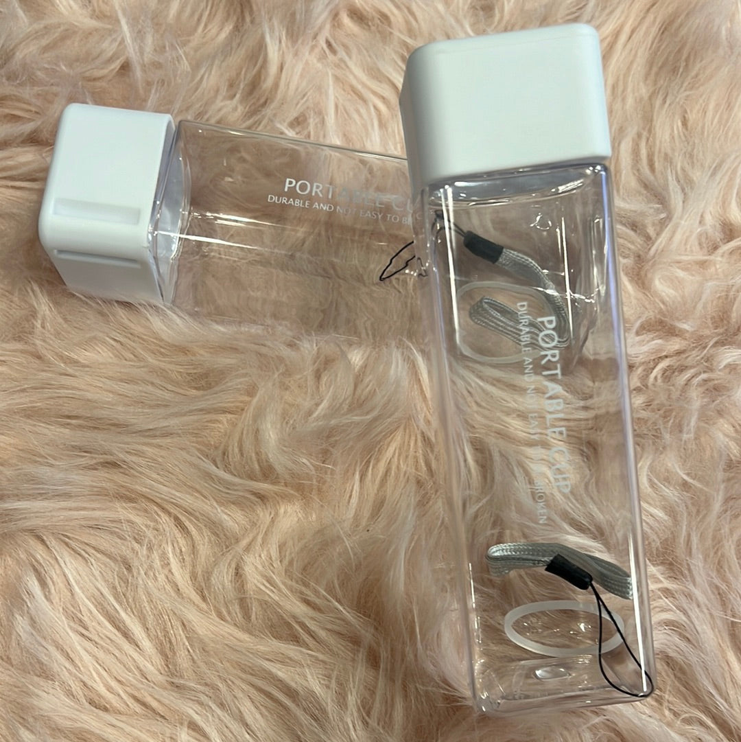 Valge korgiga veepudel